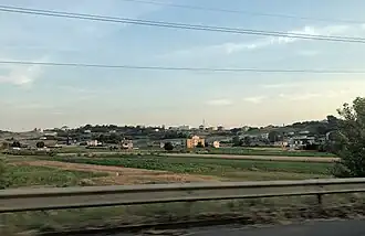 Das Dorf Boraka auf dem Hügel über der Autobahn