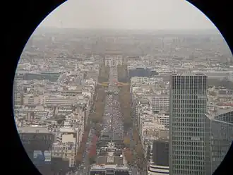 Bei schönem Wetter kann man von der Grande Arche bis zum Louvre sehen