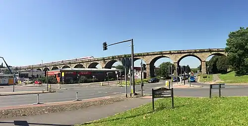 Nordseite des Viaduktes über die Kirkstall Road mit einem Azuma-Fernverkehrszug der London North Eastern Railway