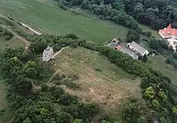 Luftbild der Burgruine Essegvár