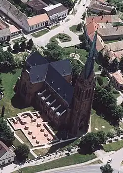 Freigelegte Fundamente der Klosterkirche neben der modernen Kirche