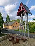 Der Glockenturm mit der Johann Peter Pilger – Glocke, dahinter das Gemeindehaus