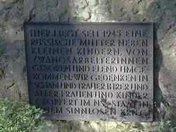 Bronzetafel am Mahnmal der Gedenkstätte Gantenwald