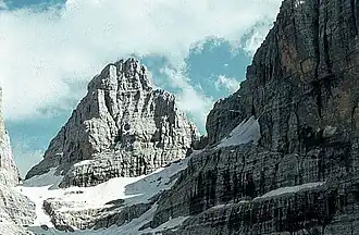 Die Südseite der Cima Margherita mit der Bocca Margherita am linken Bildrand