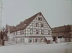 Gasthaus „Zum goldenen Schwan“ (Bahnhofstraße&nbsp;1), 1945 bei einem Bombenangriff zerstört