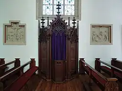 Beichtstuhl, links: Kreuzweg 12.&nbsp;Station, rechts: Kreuzweg 13.&nbsp;Station