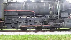 Die Außenzylinder mit ebenfalls einfacher Dampfdehnung treiben die dritte Adhäsionsachse an, welche mit der ersten und zweiten Kuppelachse durch Kuppelstangen und Hallsche Kurbeln verbunden ist.