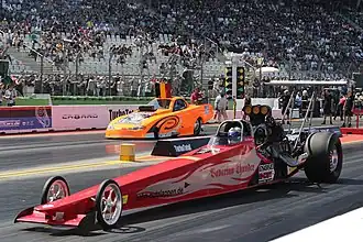 Dragster (vorne) und Funny Car (hinten)