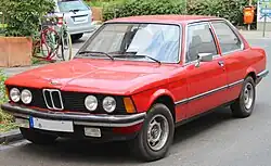 Die Modelle ab 320 unterschieden sich optisch von den kleineren Modellen durch die Doppel­scheinwerfer.