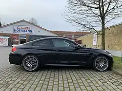 M4-Coupé, Seitenansicht mit Leichtmetallrädern M Sternspeiche Competition