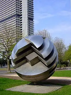 Kugelobjekt von Hans Dieter Bohnet vor dem Langen Eugen in Bonn, 1976.