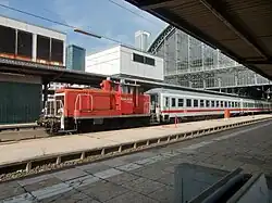 DB 363 mit IC-Wagen in Frankfurt