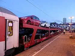 DDm 915.2 hinter dem Liegewagen in CNL-Lackierung, 2018 in Hamburg-Altona (2018)