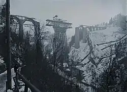 Im Januar 1910 wurde auf dem Gerüst der 120 Meter lange und 920 Tonnen schwere stählerne Mittelteil montiert.