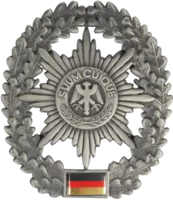 Am Barettabzeichen der Feldjägertruppe