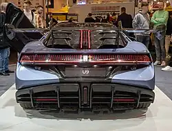 Heckansicht mit Lichtsignatur (Heckflügel Sonderausstattung[5])