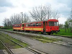 Bzmot mit Beiwagen im Bahnhof Tiszalök (2008)
