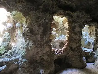 Ruine des Aquariums in der Grotte