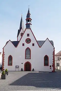 Stadtkirche Babenhausen vom Marktplatz und rechts Ostansicht, Chor