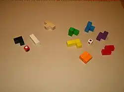 Spielsteine und Würfel des Spieles Babylonia