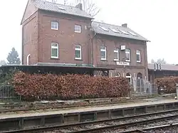 … oder in Bad Iburg, das am Scheitelpunkt der Bahnstrecke Ibbenbüren–Hövelhof 1927 um einen Anbau mit Wasserturm ergänzt wurde.
