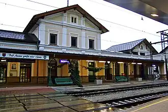 Aufnahmsgebäude, Gleisseite