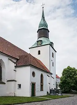St.-Nikolai-Kirche freistehend auf dem Kirchplatz (Blick von NO)