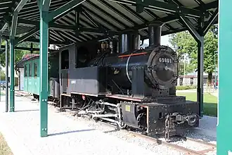 Die 698.01 als Denkmal vor dem Bahnhof Bad Ischl