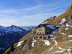 Blick vom Aggenstein und der Bad Kissinger Hütte zum Einstein (verschneiter Gipfel links)