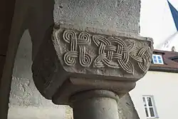 Kapitell mit Flechtband