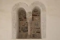 Zwillingsarkade mit einfacher Säule rechts am Kapitelsaal