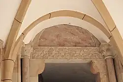 Türsturz mit Flechtband am Portal an der Nordseite des Ostflügels