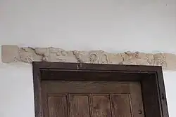 Fragment eines Epitaphs als Türsturz