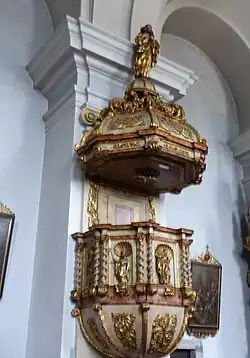 Die Kanzel an einem der wuchtigen Wandpfeiler hängend