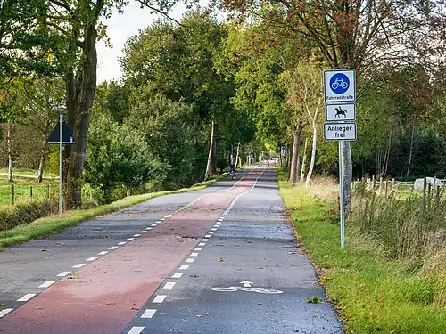 Eine beschilderte Fahrradstraße, mit roter Mittelmarkierung, nur für Radverkehr, Anliegerverkehr und Pferde erlaubt
