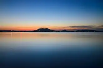 Sonnenuntergang in Badacsony fotografiert vom gegenüberliegenden Balaton Ufer in Fonyod