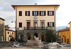 Rathaus und Piazza dei Tedaldi in Tedalda Bassa