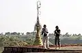 Stupa mit Besucherinnen