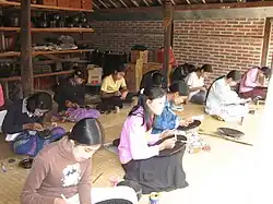 Arbeiterinnen einer Lackkunstwerkstatt bei Bagan, 2008