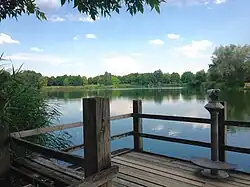 Blick über den „Baggerweiher“ vom Aussichtssteg im Norden