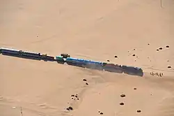 Sandverwehung an der Eisenbahnstrecke südlich von Swakopmund (Namibia)