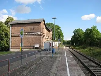 Das Empfangsgebäude von der Gleisseite im Jahr 2023