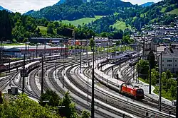 Im Bild sieht man Gleise, Bahnsteige und einen Teil des Bahnhofgebäudes des Bahnhofs Schwarzach-St. Veit.