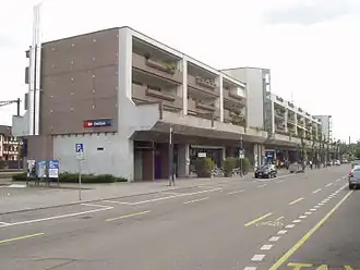 Bahnhofsgebäude von der nordwestlichen Strassenseite