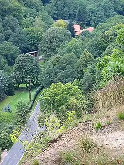 Blick vom Todhübel auf den Bahnhof Lößnitzgrund und die Meierei zeigt die Höhenmeter, die der Dorfgrund überwindet