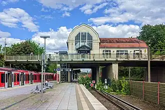 Bahnhofsgebäude vom Bahnsteig aus