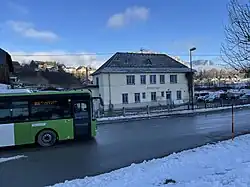 Postgarage mit Linienbus