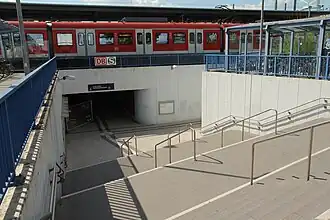 Zugang zu den Bahnsteigen, mit S-Bahn nach Friedberg