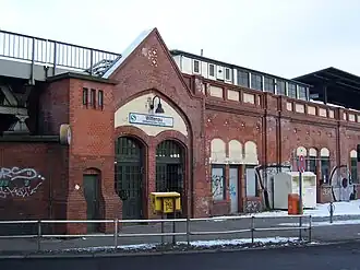 Empfangsgebäude des S-Bahnhofs