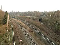 Bahnhof Bochum Nord. Blick von der damaligen Lohring-Brücke oberhalb des östlichen Bahnhofskopfs. Links der Bildmitte verlaufen die beiden glänzenden Schienenstränge der Güterbahn DB 2151. Nach rechts zweigt die ehemalige Güterbahn DB 2155 zum ehemaligen Bahnhof Bochum-Weitmar ab.